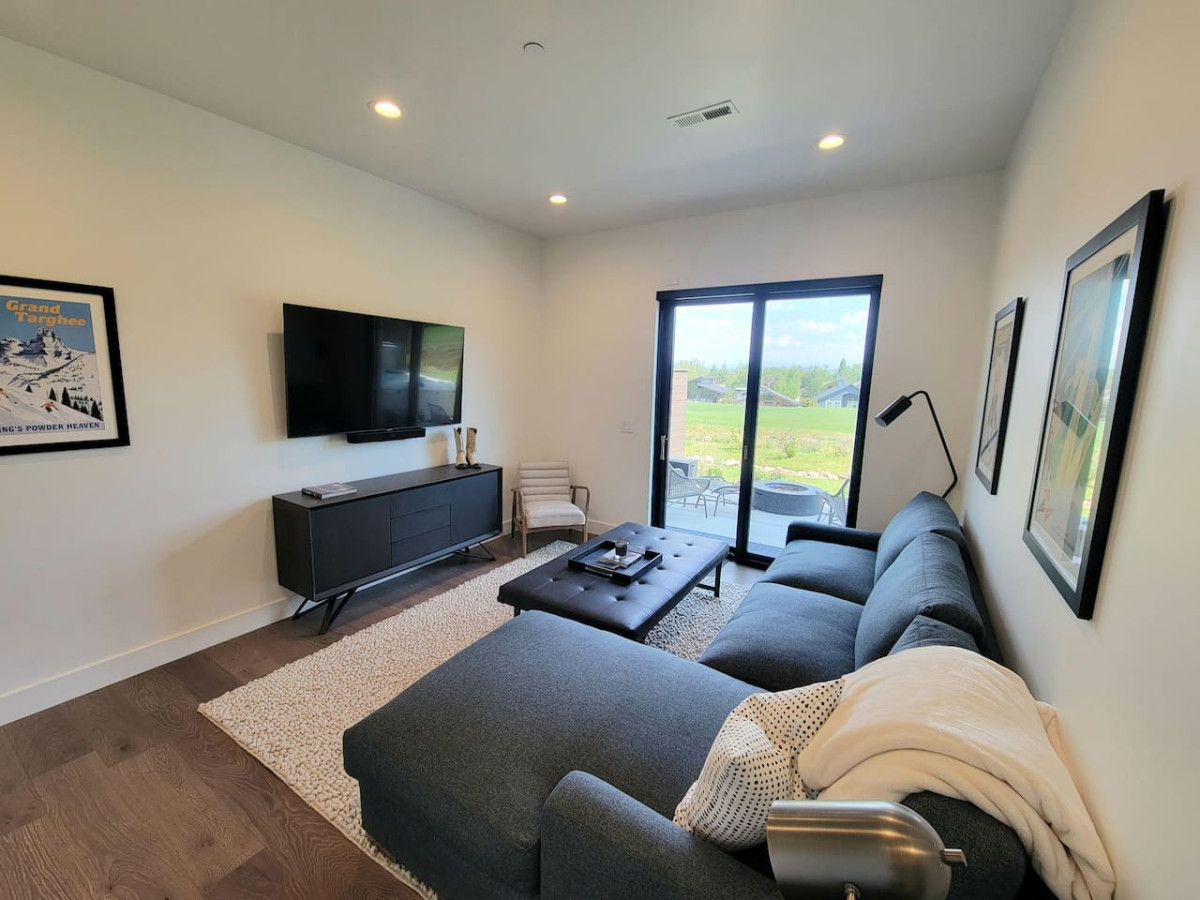 Perfect Hot Tub, Seconds from Skiing, Heated pool! 4