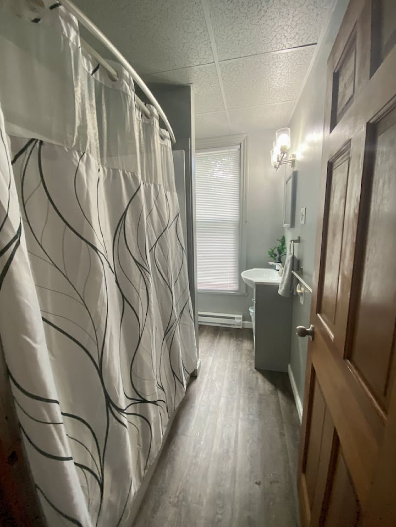 5BR 3 Bath | Walk to Track | Hot Tub, Sleeps 16
