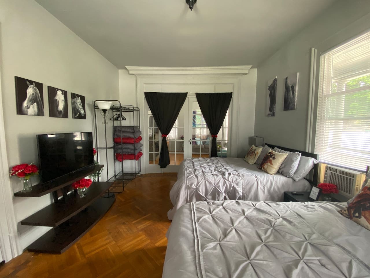 5BR 3 Bath | Walk to Track | Hot Tub, Sleeps 16