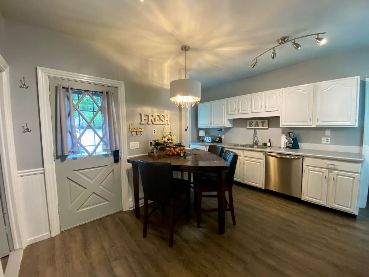 5BR 3 Bath | Walk to Track | Hot Tub, Sleeps 16