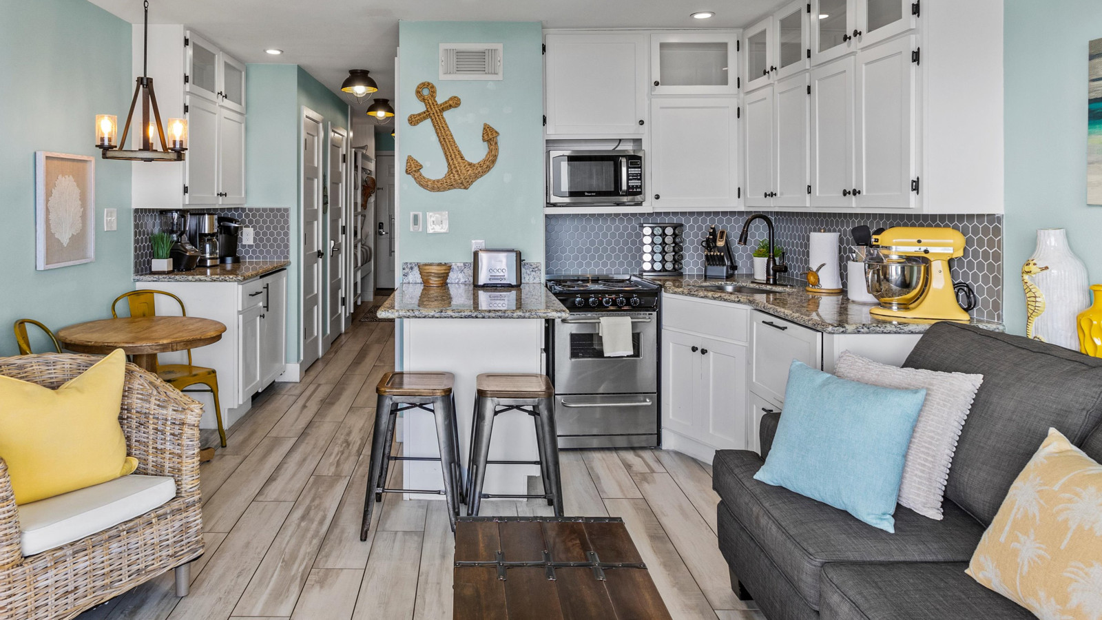 Fully equipped kitchen for easy beach vacation meals in Galveston