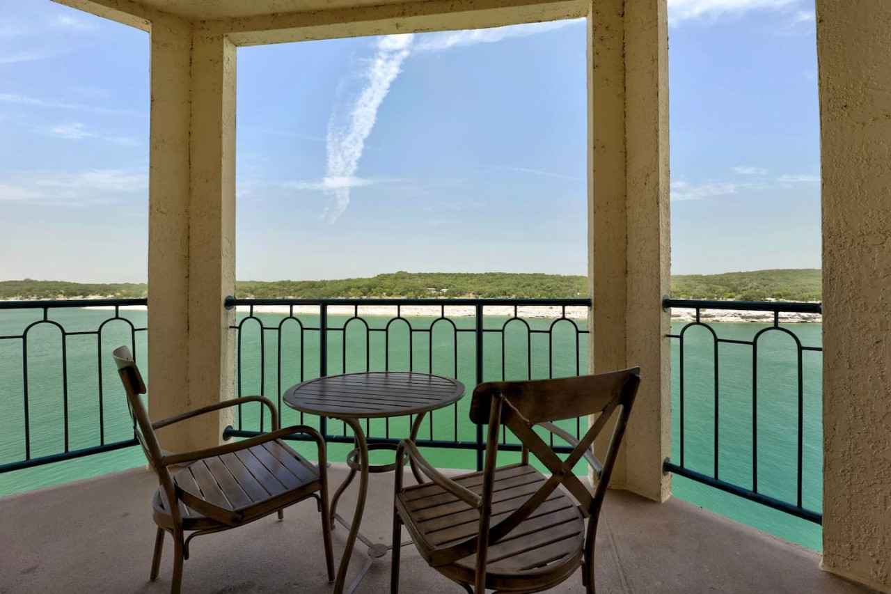 Luxury Amenities And Scenic Lake Views - Exquisite Relaxation Retreat - Lago Vista, TX