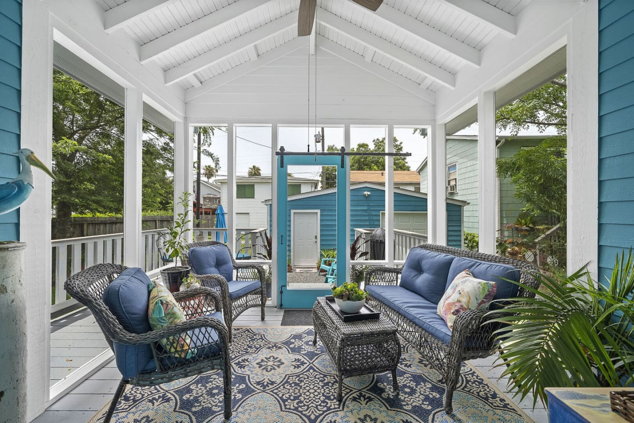 Relaxing screened porch for morning coffee or relaxing after a day of enjoying Galveston beach