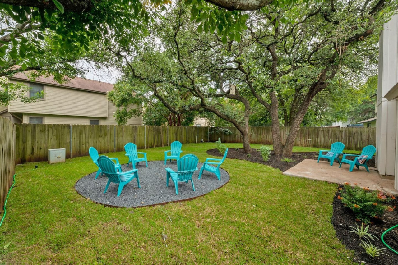 Spacious Outdoor Oasis And Fun Decor - Inviting Getaway Retreat - Austin, TX
