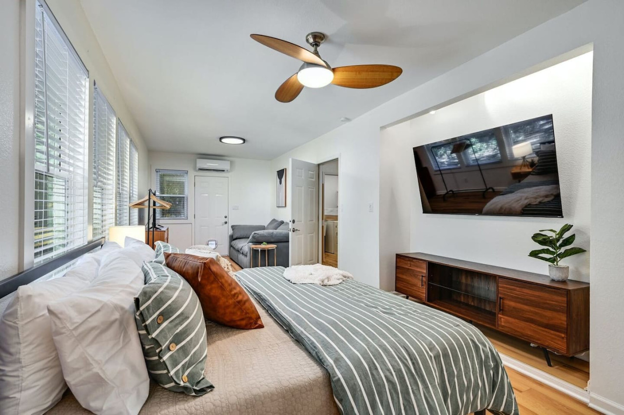 Spacious king suite with lounge space in Austin vacation rental