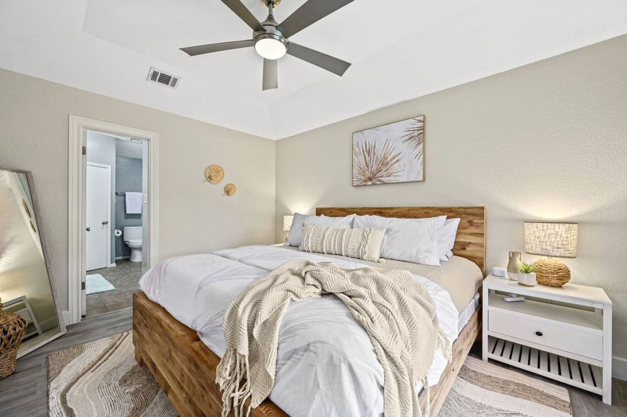 Spacious king suite for restful stays in South Austin