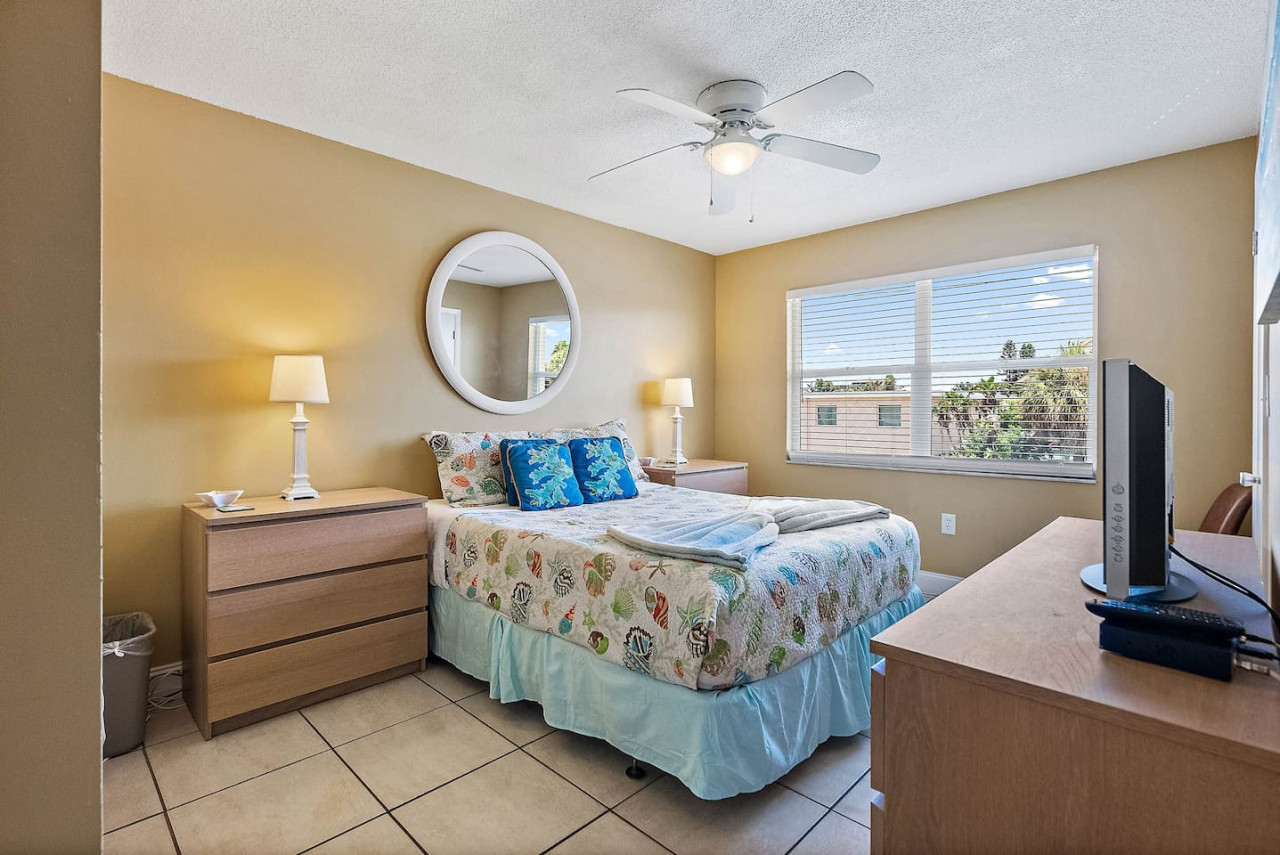 Waves 14 Condo: Beautiful 1-bedroom With Pool - St. Pete Beach, FL