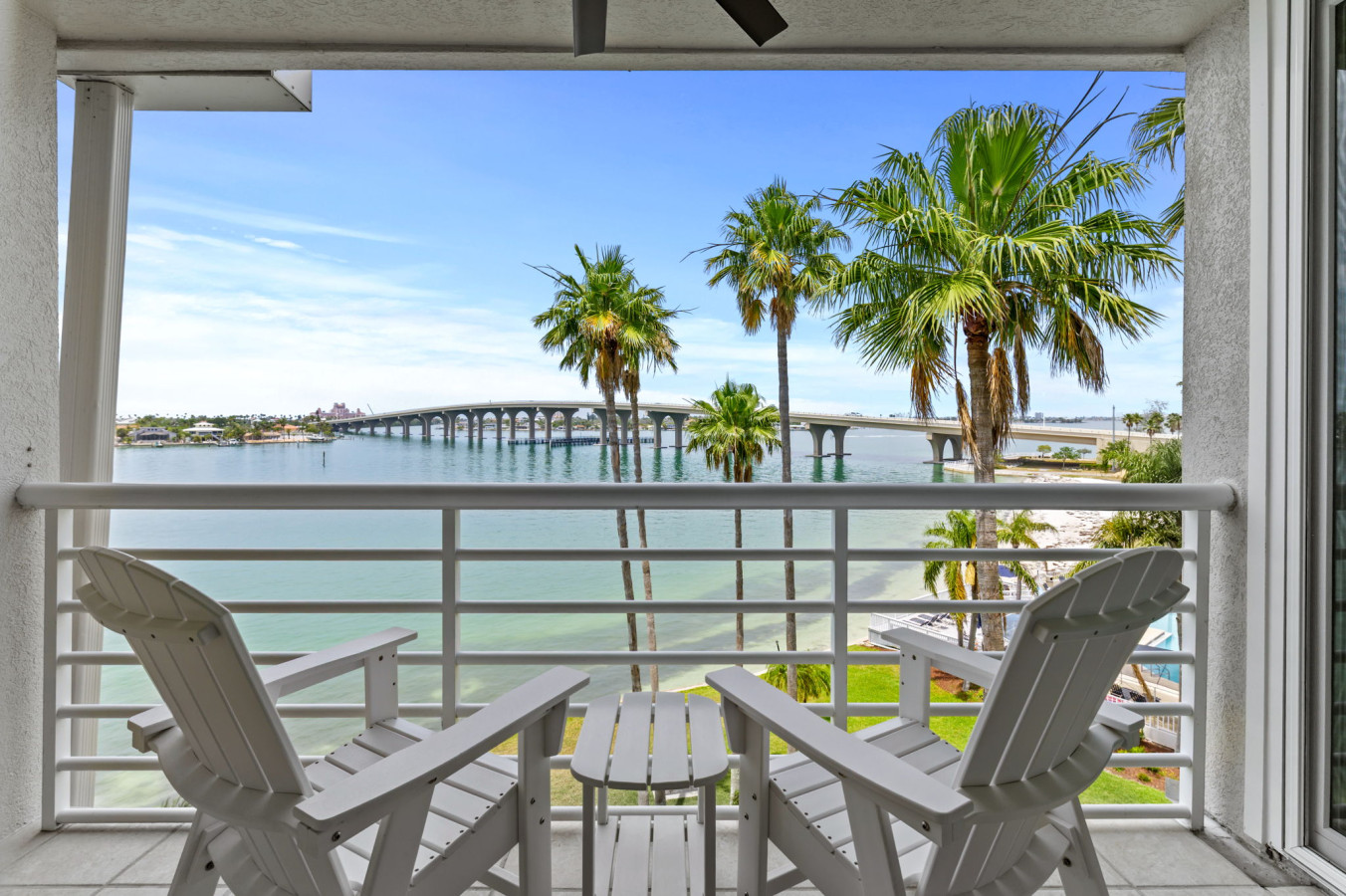 Breathtaking Views And Cozy Balcony - Charming Coastal Retreat - St. Petersburg, FL
