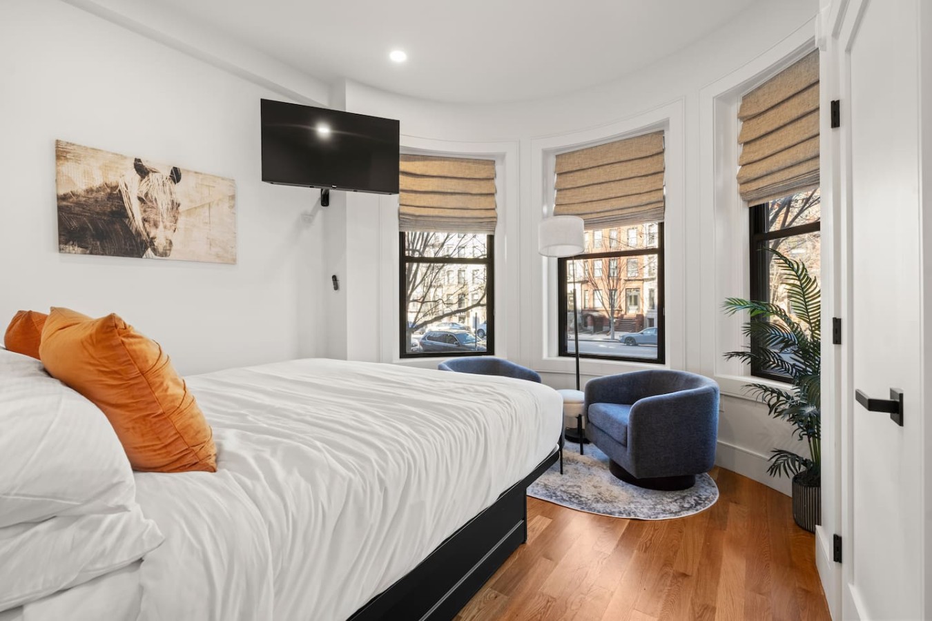 Front Row City Views: 1br Suite With King Bed | Suite 3 - Boston, MA