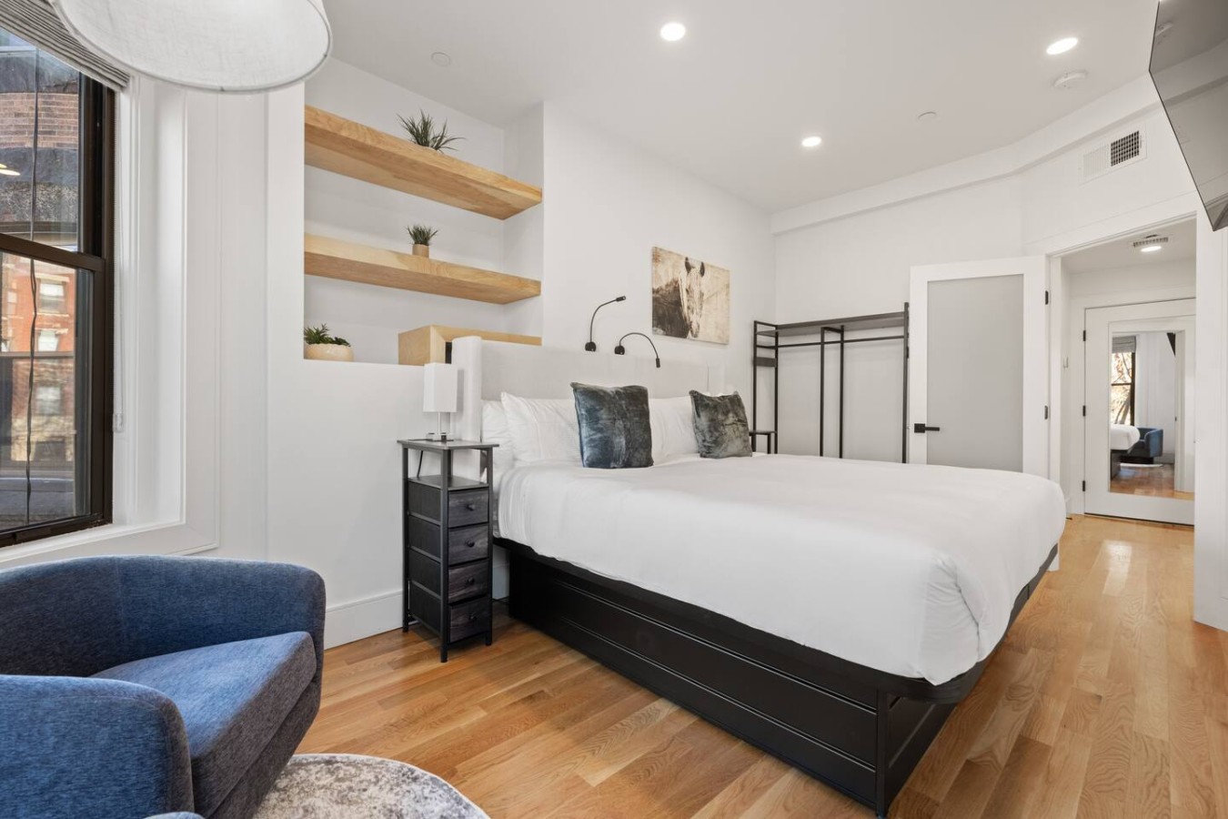 Cityscape 1br Plus: King + Queen Pull-out | Suite 7 - Boston, MA