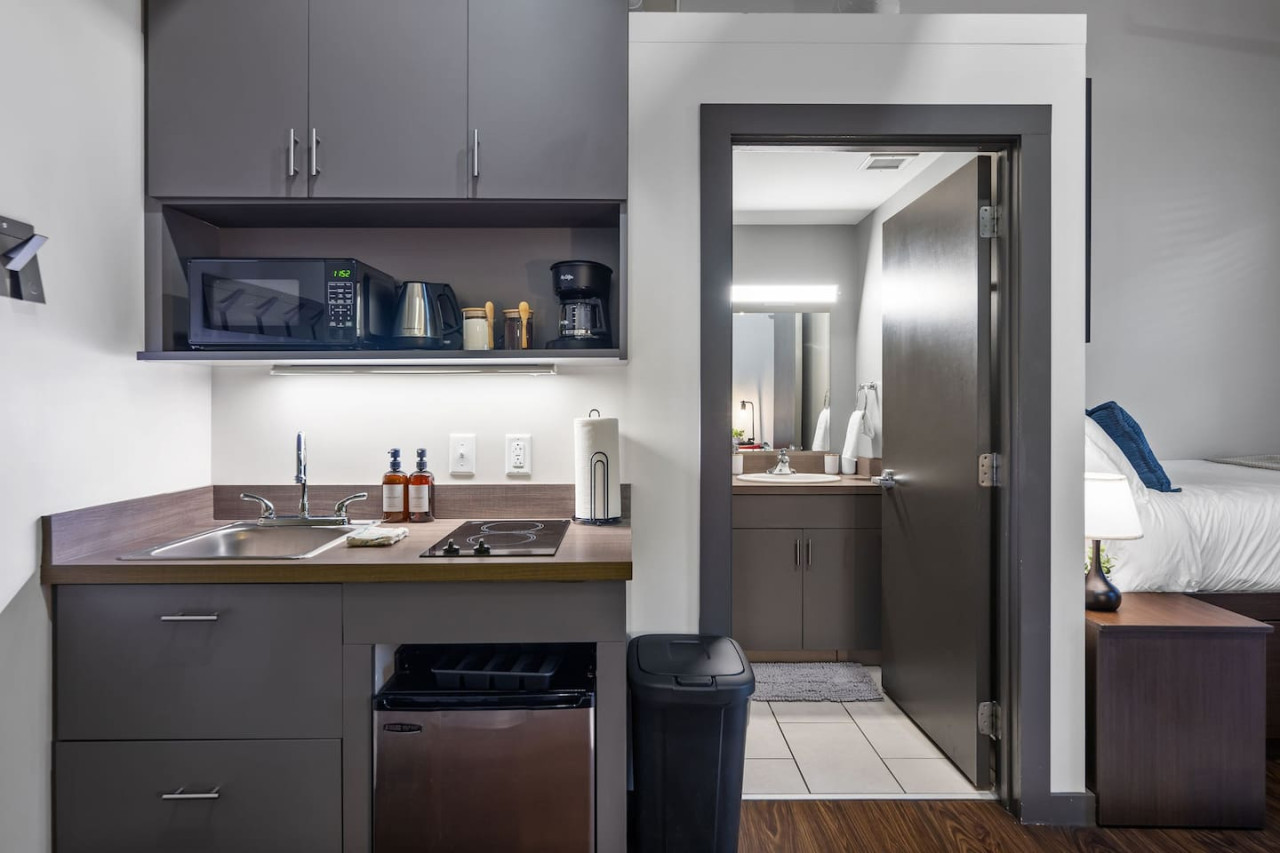 The kitchen’s open layout allows you to move freely as you prepare meals, with everything you need at your fingertips.