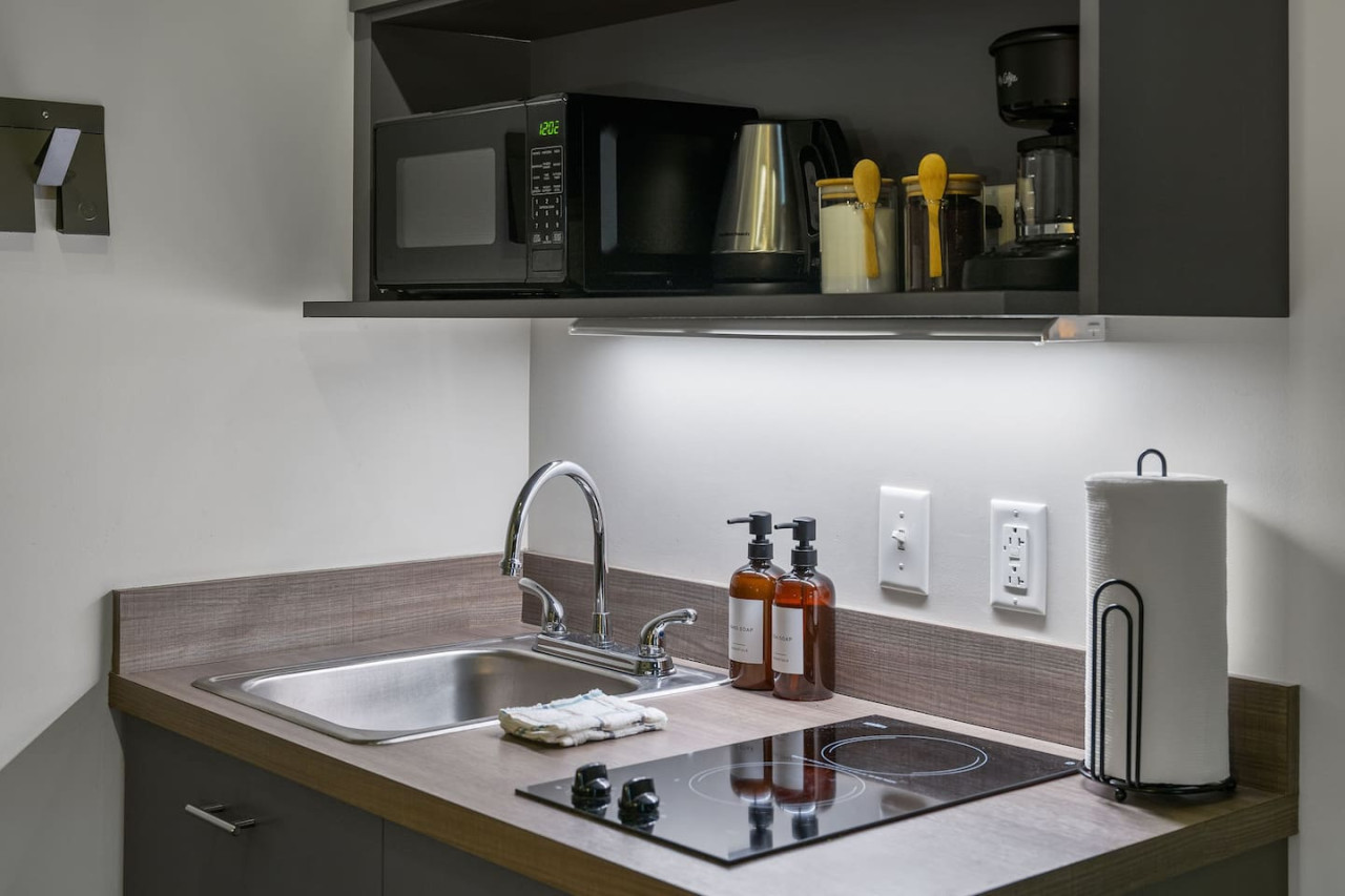 You can almost hear the sizzle of ingredients as you cook in the well-equipped kitchen, where every detail is designed for convenience.