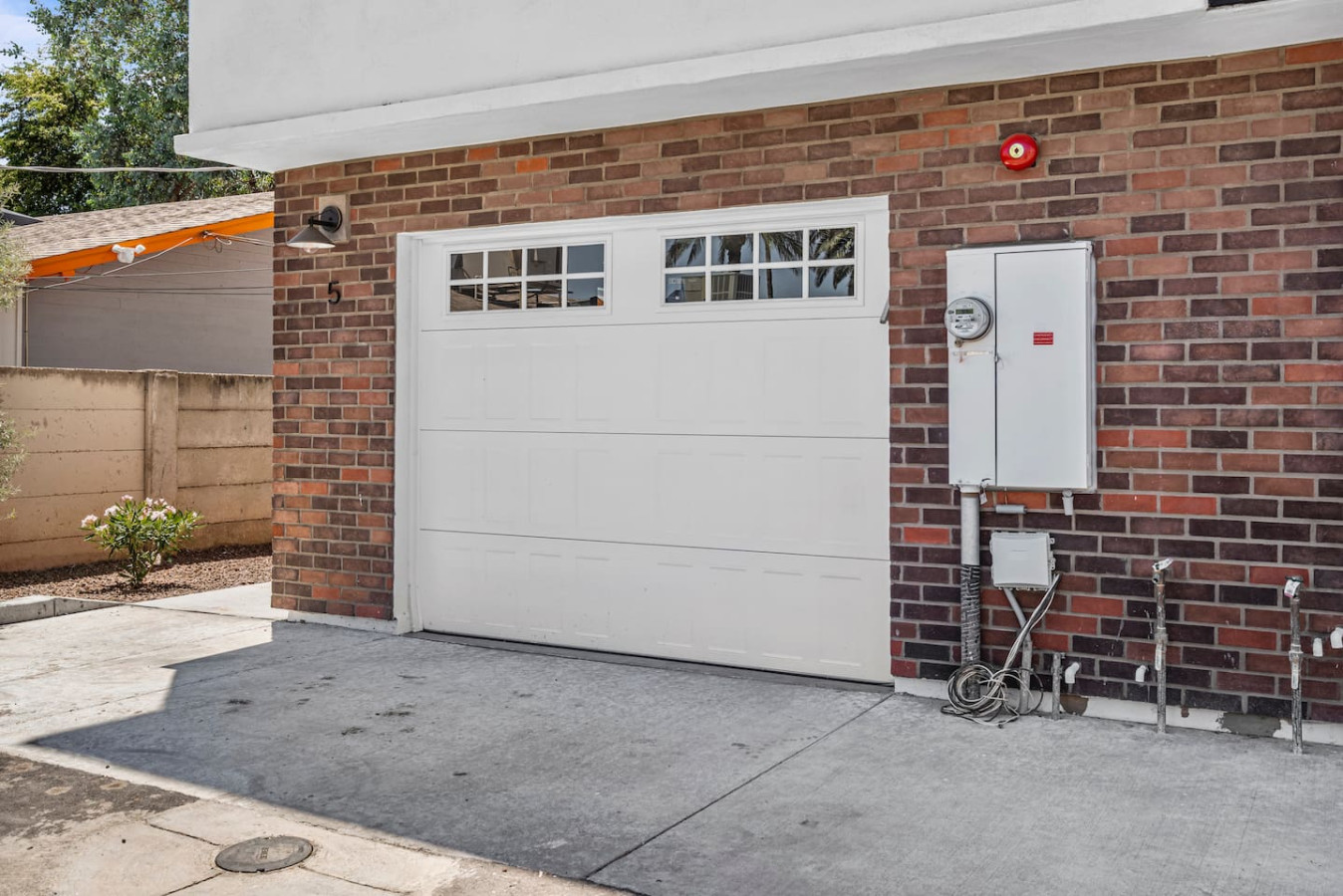 The house’s exterior is a blend of modern and classic design elements, creating a welcoming and stylish facade.
