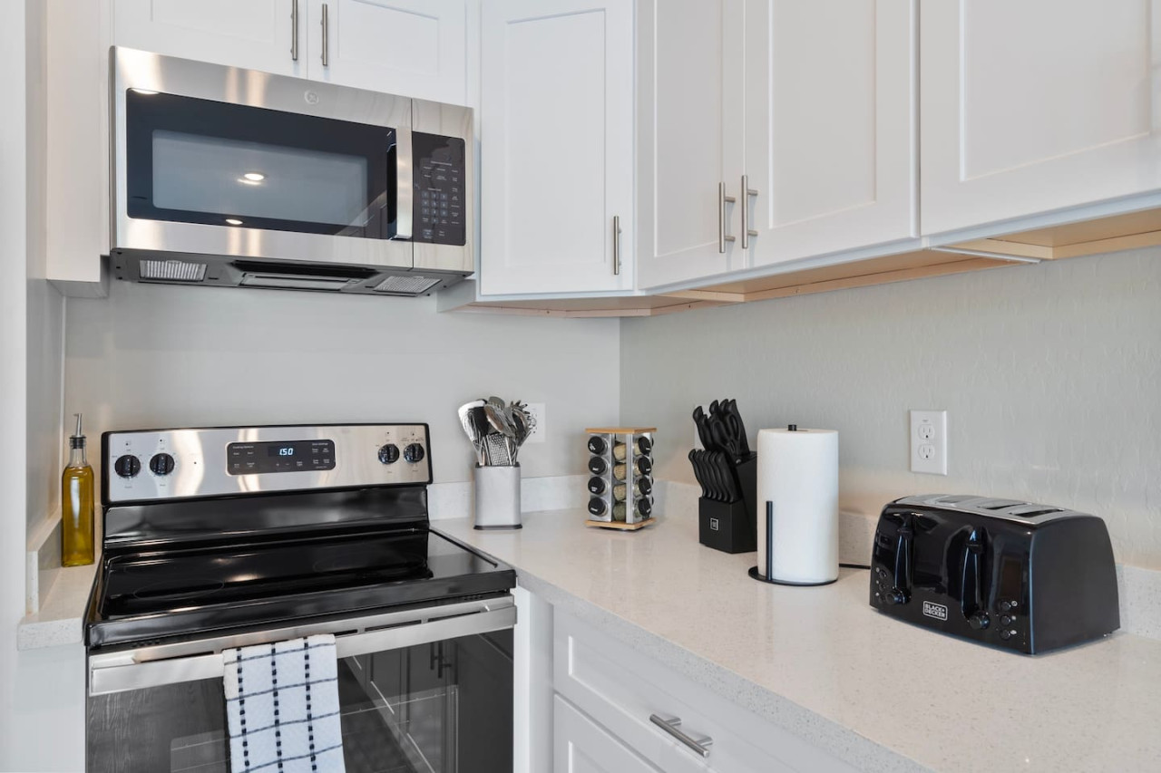 You’ll love the convenience of this fully equipped kitchen, where you can brew coffee, cook meals, or prepare snacks. The cozy layout and warm ambiance make cooking here a delightful part of your stay.