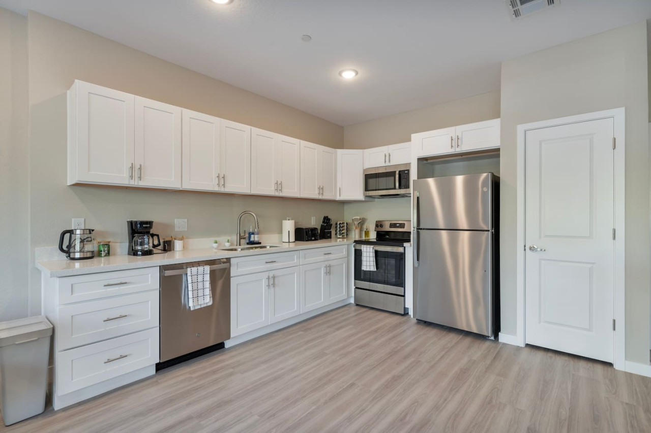 You’ll love the convenience of this fully equipped kitchen, where you can brew coffee, cook meals, or prepare snacks. The cozy layout and warm ambiance make cooking here a delightful part of your stay.