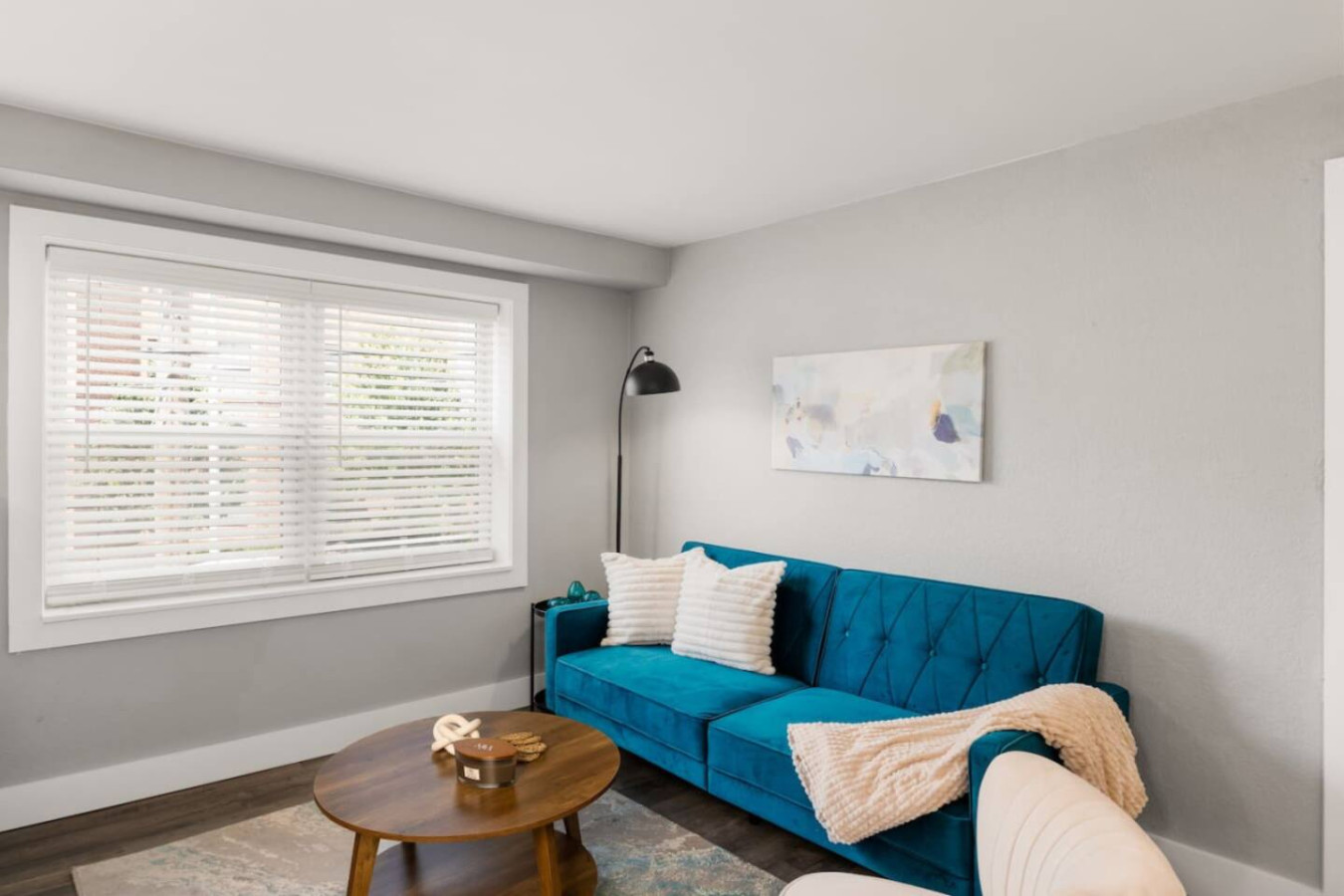 The living room’s cozy vibe makes it the perfect spot to relax, with ample seating and a warm ambiance.