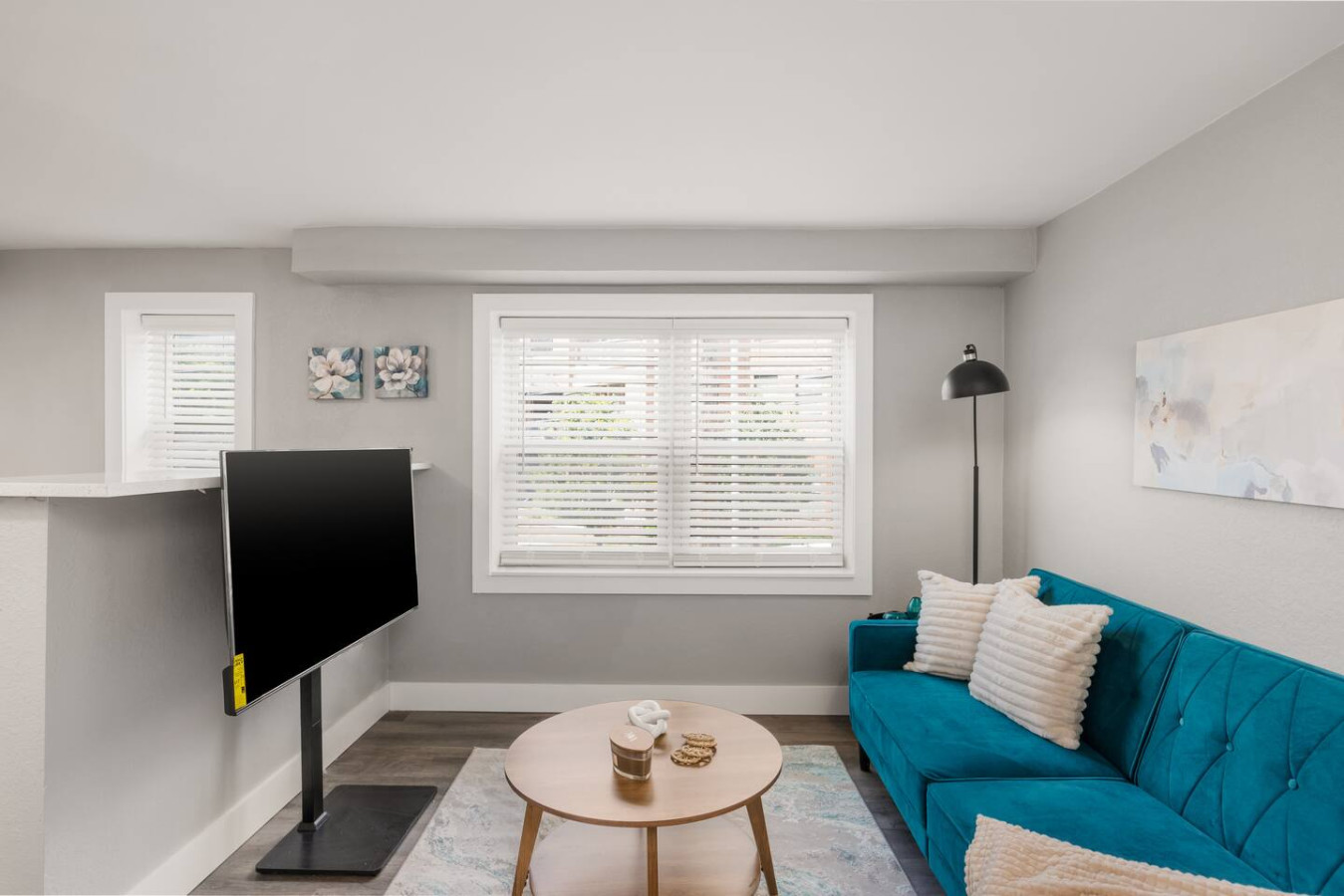 The living room invite you to relax and unwind, with a layout designed to maximize comfort and tranquility.