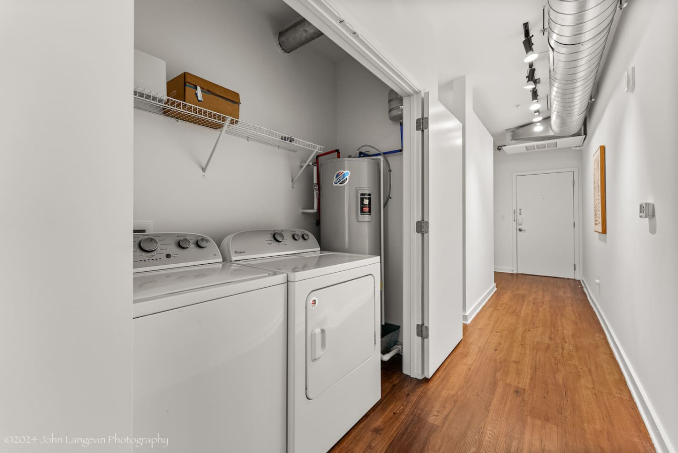 The kitchen’s open layout allows you to move freely as you prepare meals, with everything you need at your fingertips.