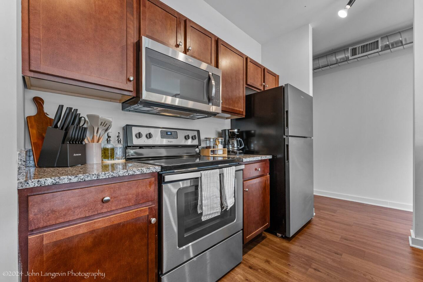 The kitchen’s open layout allows you to move freely as you prepare meals, with everything you need at your fingertips.