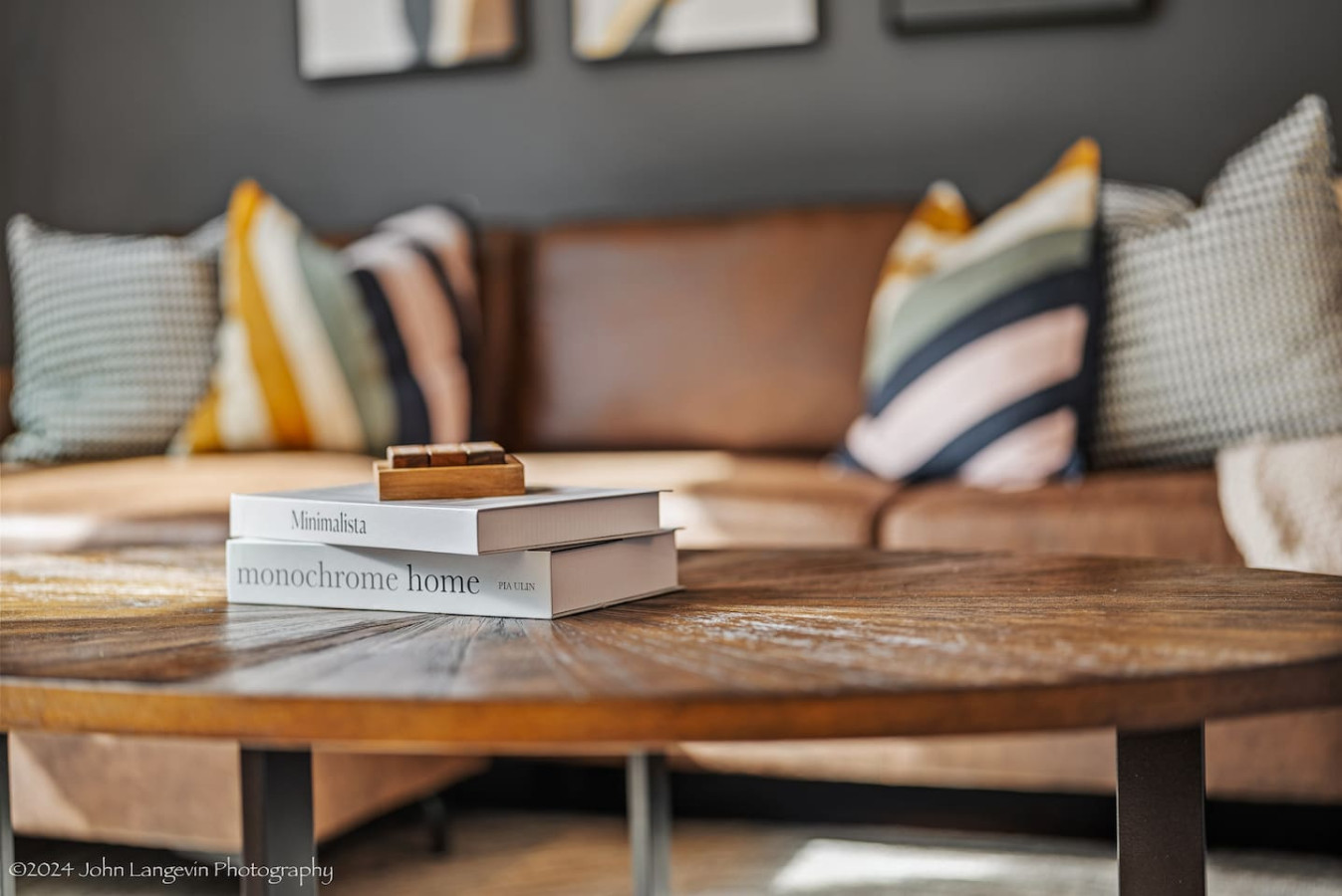 The living room invite you to relax and unwind, with a layout designed to maximize comfort and tranquility.