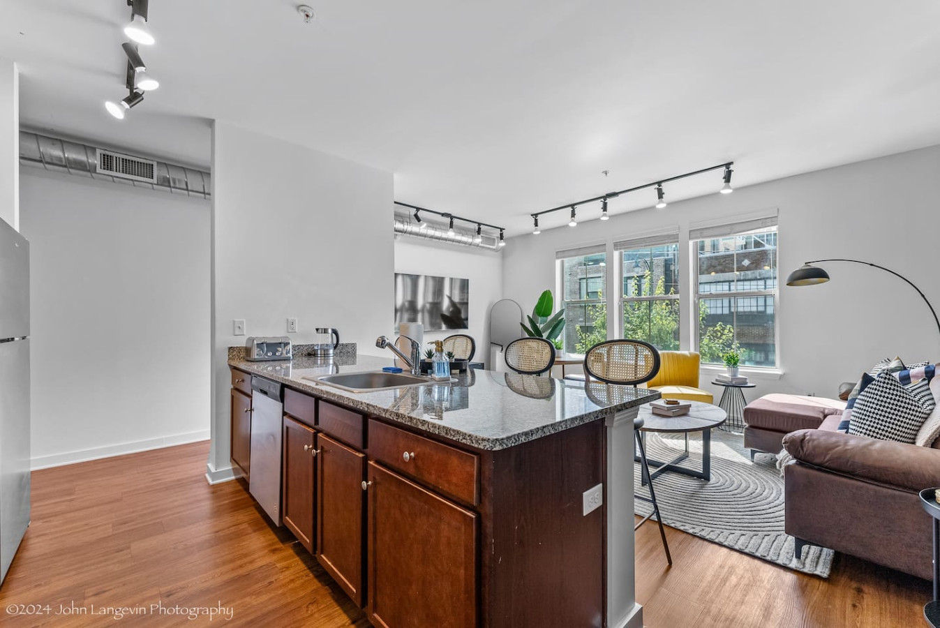 An open-concept area featuring a modern furnishings, and a stylish entertainment setup—ideal for gatherings and relaxation.