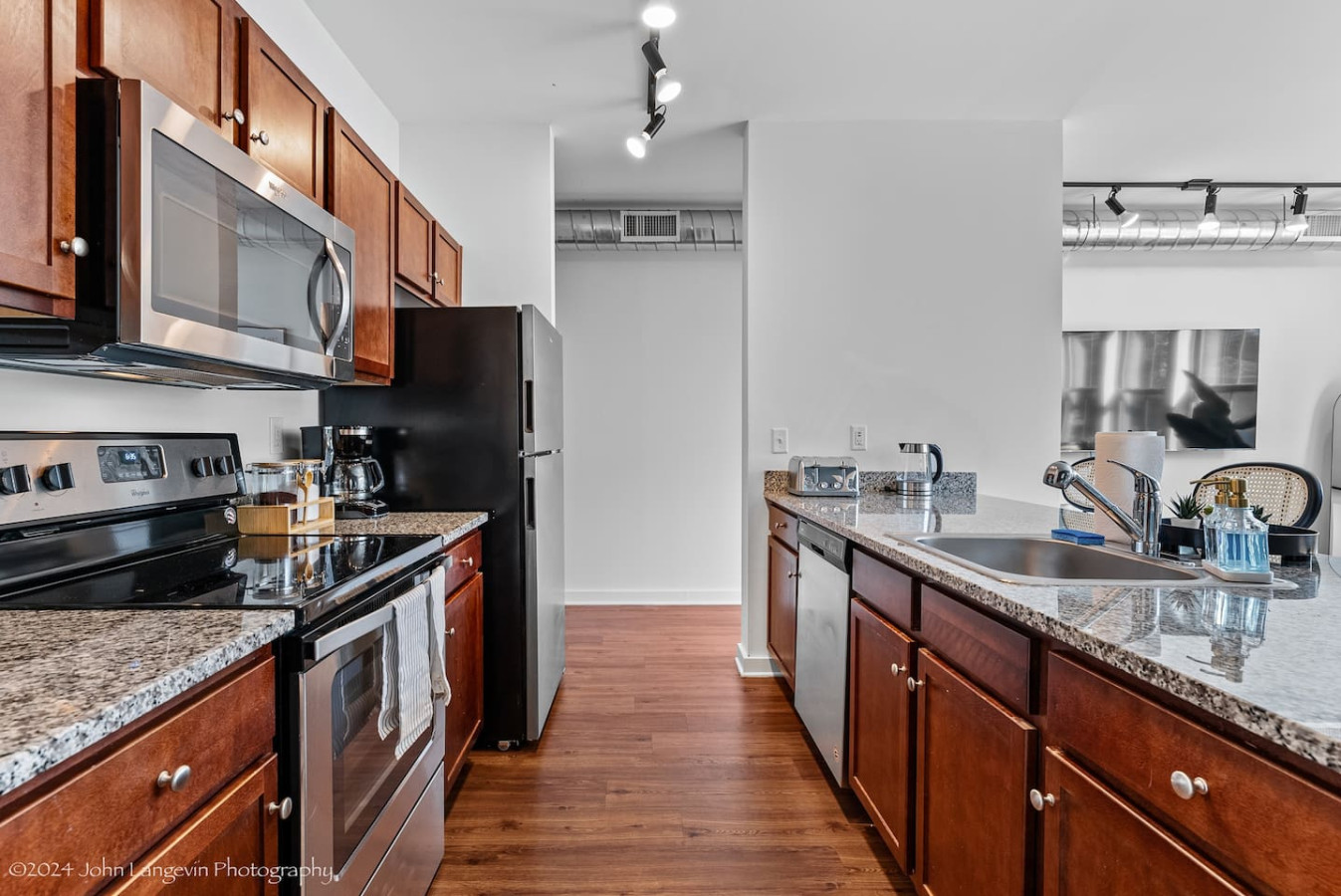 You’ll love the convenience of this fully equipped kitchen, where you can brew coffee, cook meals, or prepare snacks. The cozy layout and warm ambiance make cooking here a delightful part of your stay.