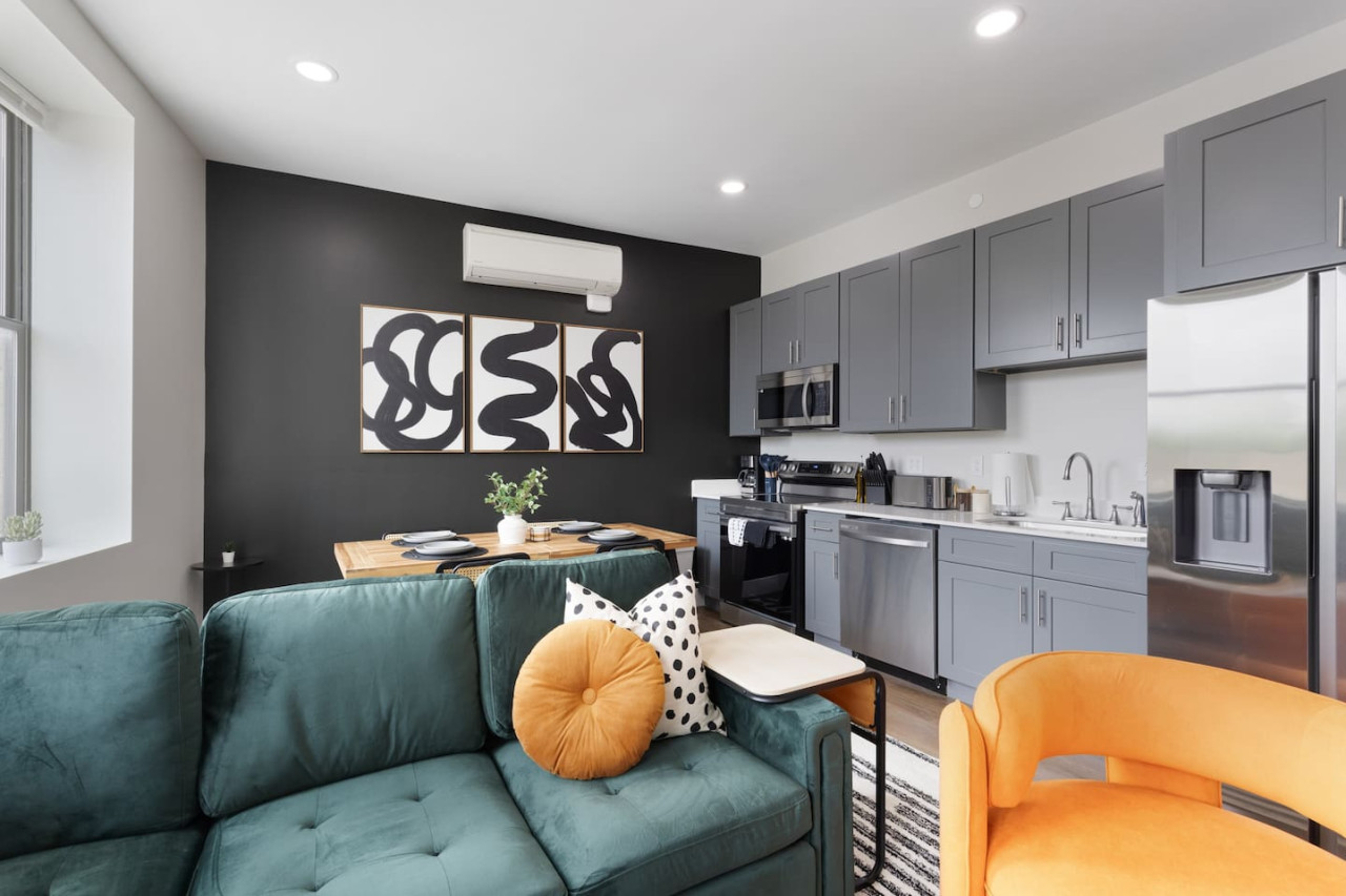 The kitchen’s open layout allows you to move freely as you prepare meals, with everything you need at your fingertips.