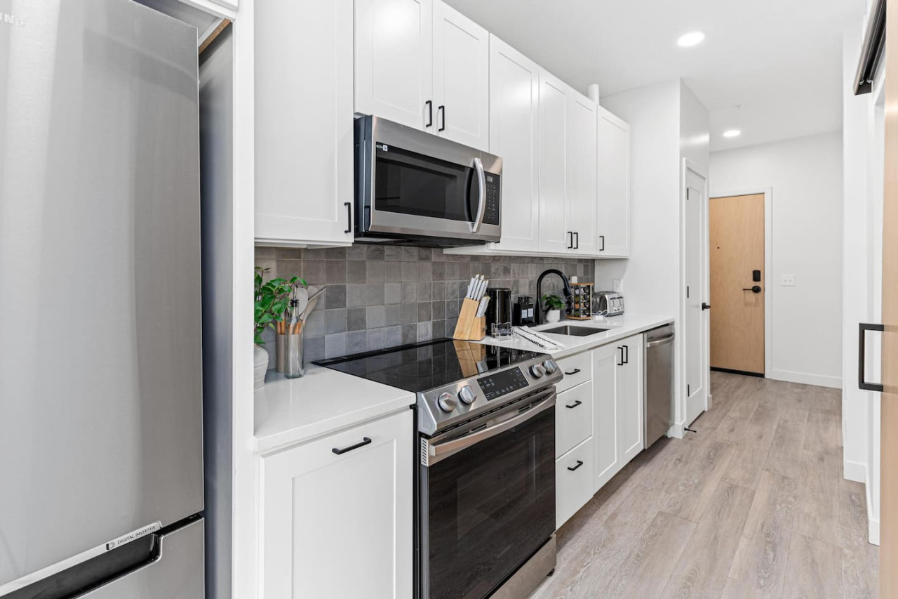 Front hallway - Fully equipped kitchen w/ Stainless steel appliances - Microwave - Dishwasher - Fridge & Freezer - Stove - Sink - Toaster - Spice rack - Kettle - Coffee maker - Knife block - View of front door & Foyer