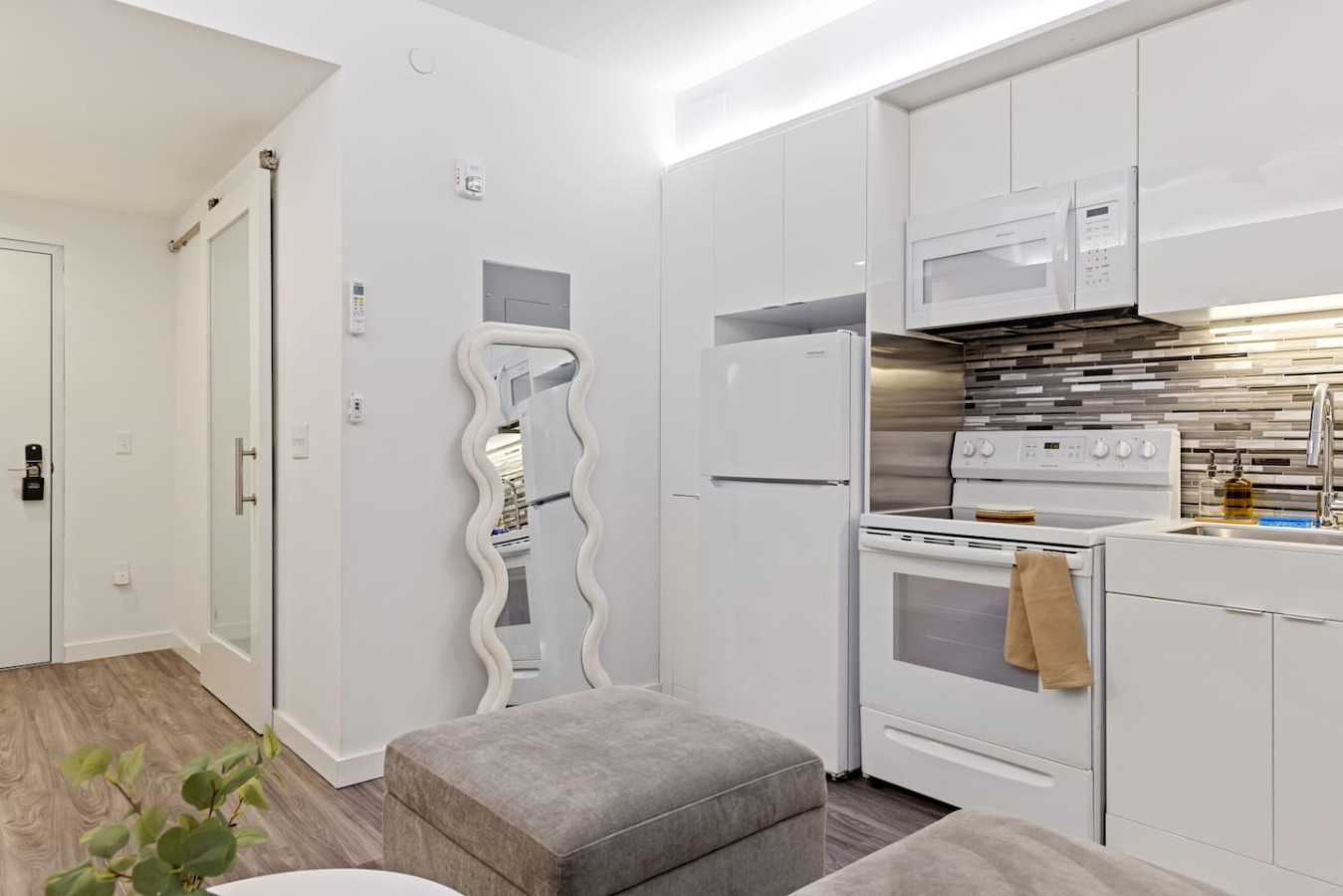 You’ll love the convenience of this fully equipped kitchen, where you can brew coffee, cook meals, or prepare snacks. The cozy layout and warm ambiance make cooking here a delightful part of your stay.