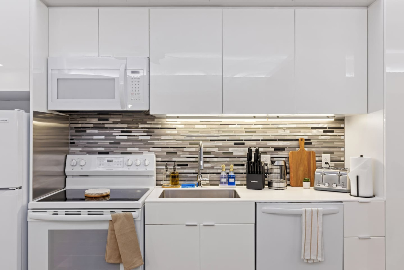 Attention to detail is key in this kitchen, with premium hand and dish soaps provided for your convenience. Everything you need is at your fingertips, ensuring a pleasant and hassle-free stay.