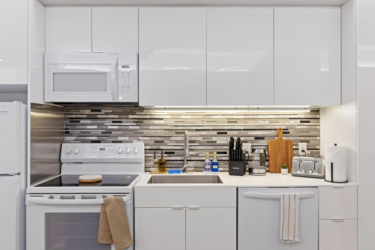 As you open the kitchen, you discover an assortment of coffee pods, and sugar, ensuring you have everything you need for a perfect morning or afternoon pick-me-up.