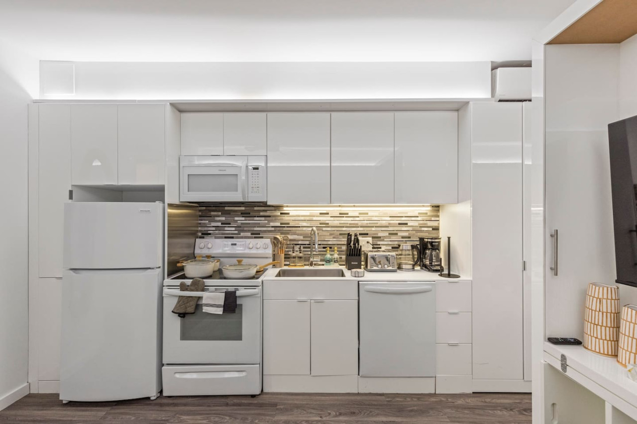 You’ll love the convenience of this fully equipped kitchen, where you can brew coffee, cook meals, or prepare snacks. The cozy layout and warm ambiance make cooking here a delightful part of your stay.