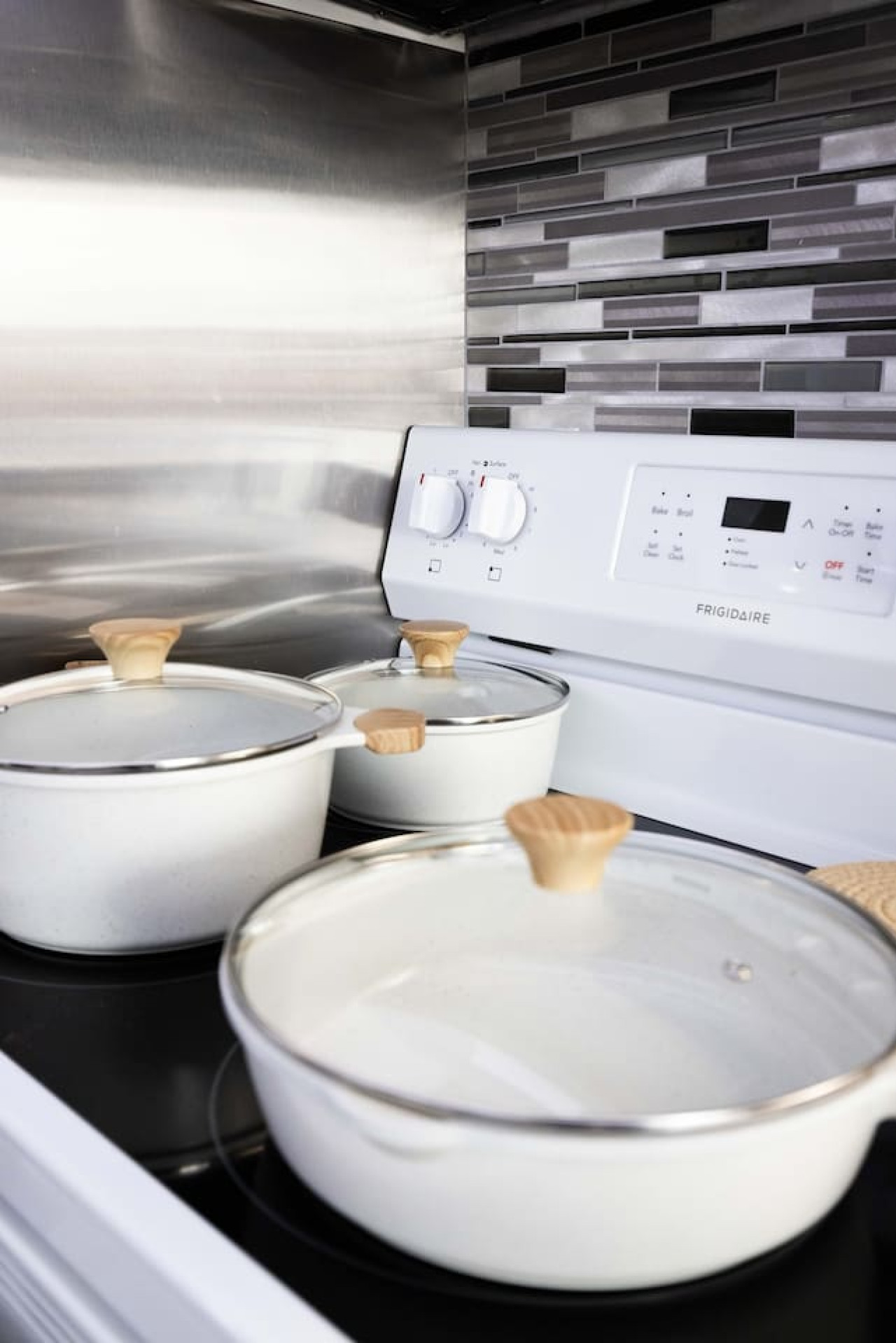 The kitchen’s open layout allows you to move freely as you prepare meals, with everything you need at your fingertips.