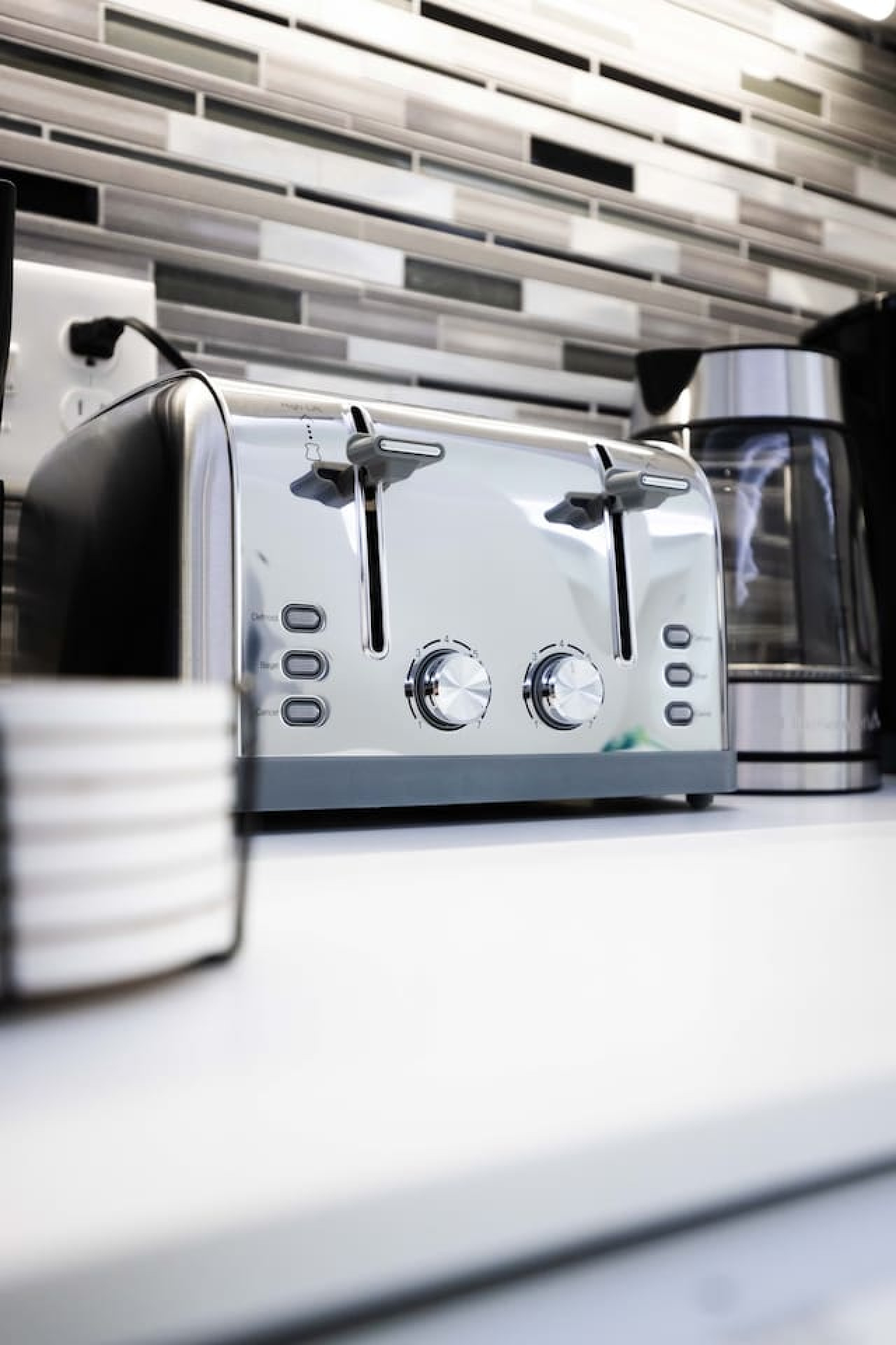 The kitchen’s open layout allows you to move freely as you prepare meals, with everything you need at your fingertips.