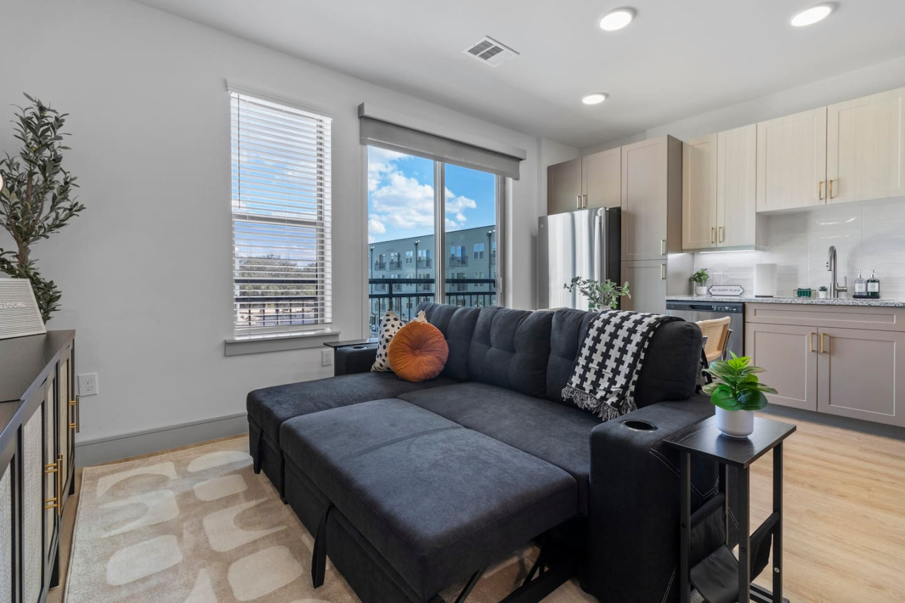 Studio w/Sofa Bed, Pool + Gym | Near Domain Mall