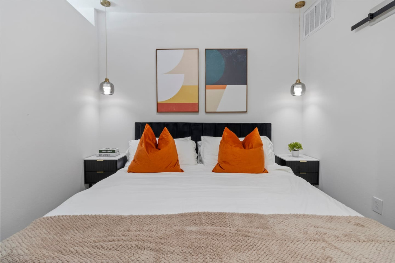 Bright and welcoming room with queen bed, perfect for families or friends traveling together.