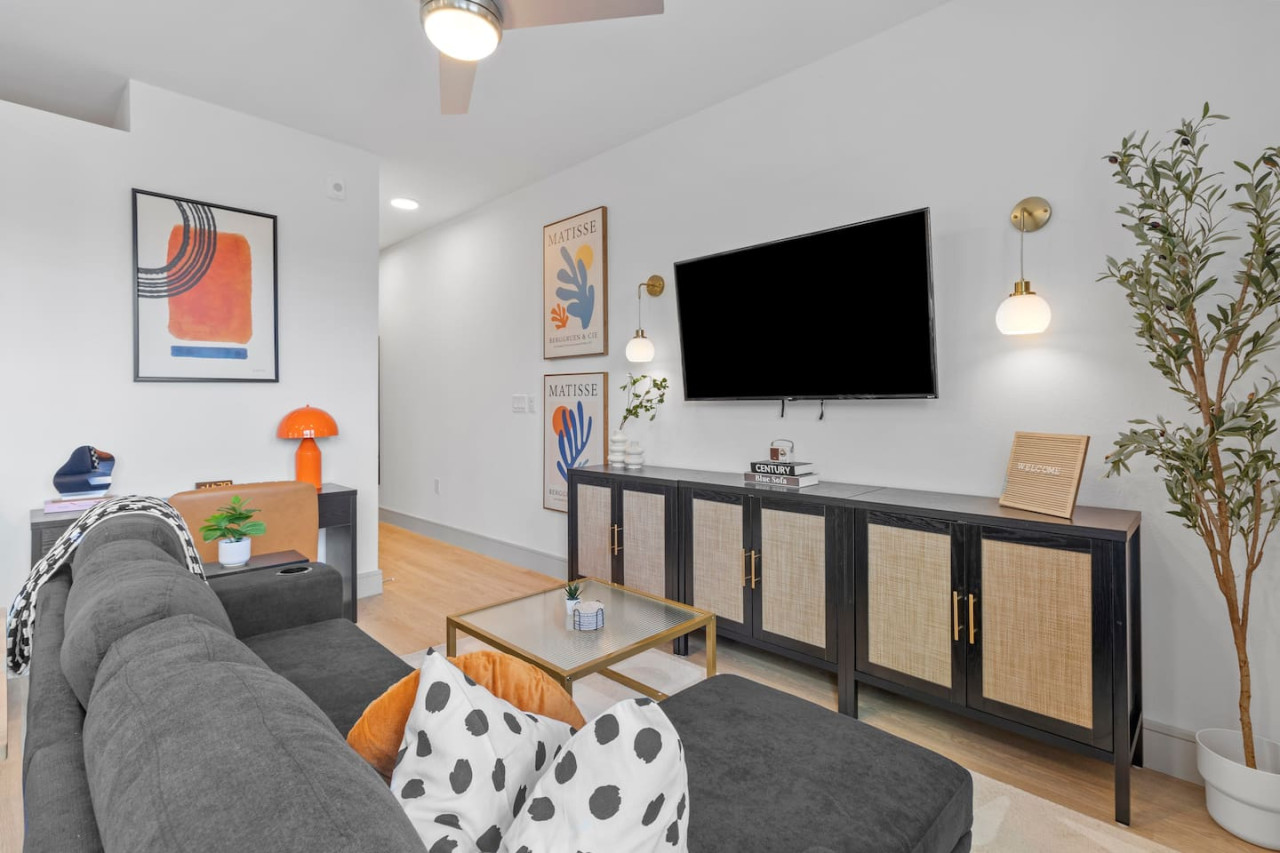 You feel a sense of peace as you step into the living room , with its inviting decor and soothing tones.