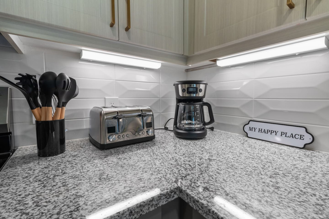 You’ll love the convenience of this fully equipped kitchen, where you can brew coffee, cook meals, or prepare snacks. The cozy layout and warm ambiance make cooking here a delightful part of your stay.