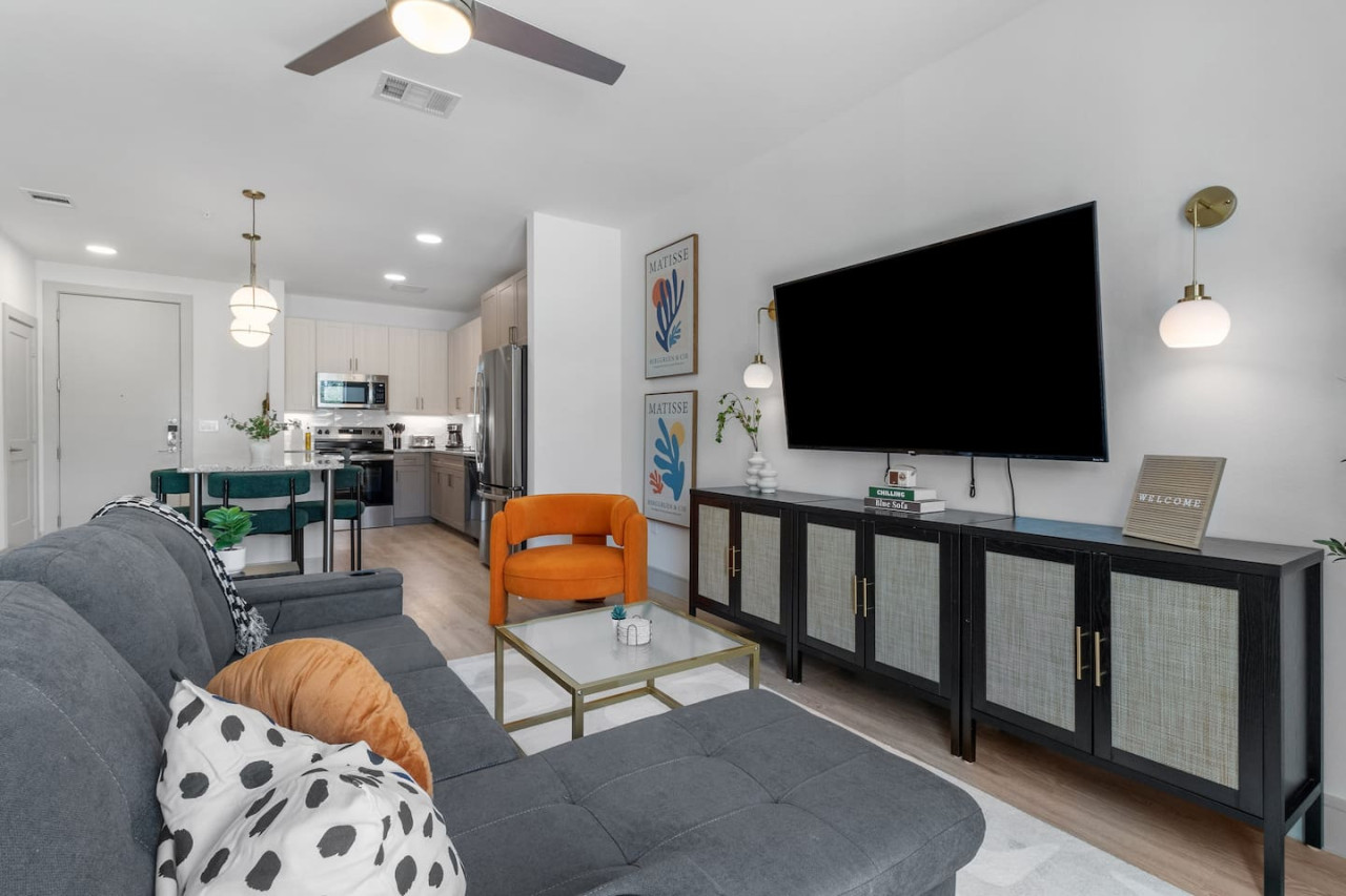 The living room’s cozy vibe makes it the perfect spot to relax, with ample seating and a warm ambiance.