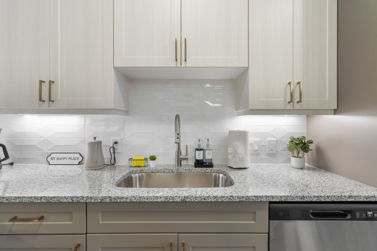 The kitchen’s open layout allows you to move freely as you prepare meals, with everything you need at your fingertips.