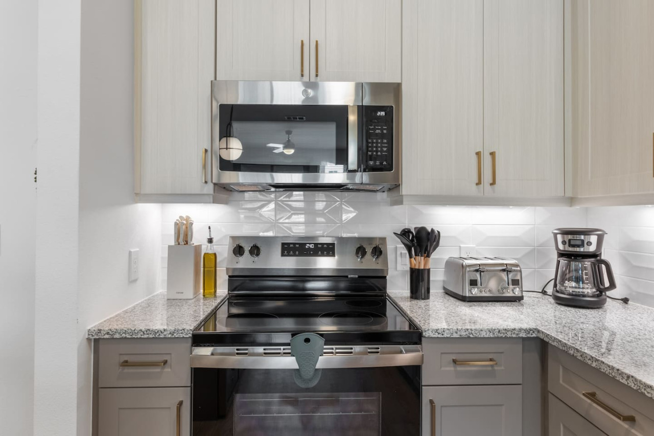 The kitchen’s open layout allows you to move freely as you prepare meals, with everything you need at your fingertips.