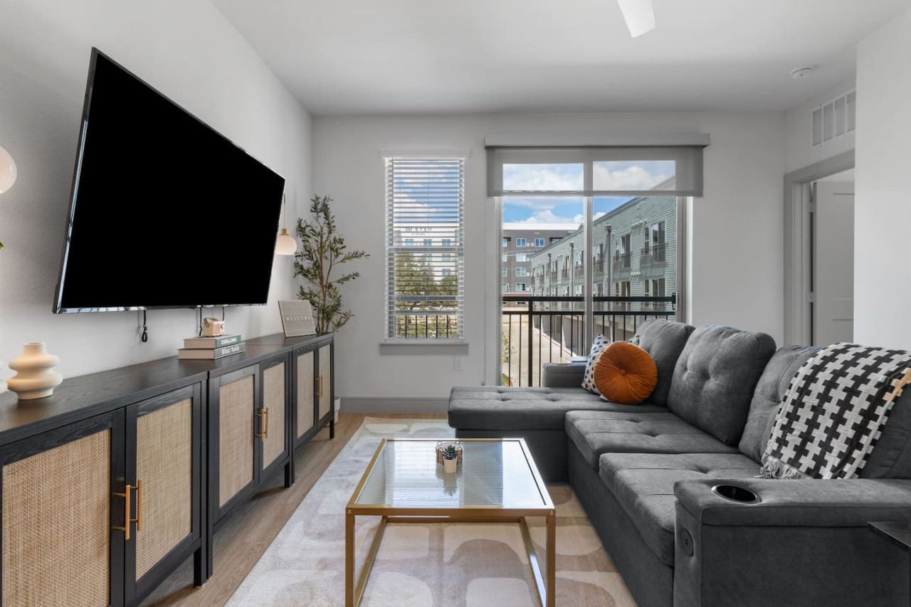 You feel a sense of peace as you step into the living room , with its inviting decor and soothing tones.