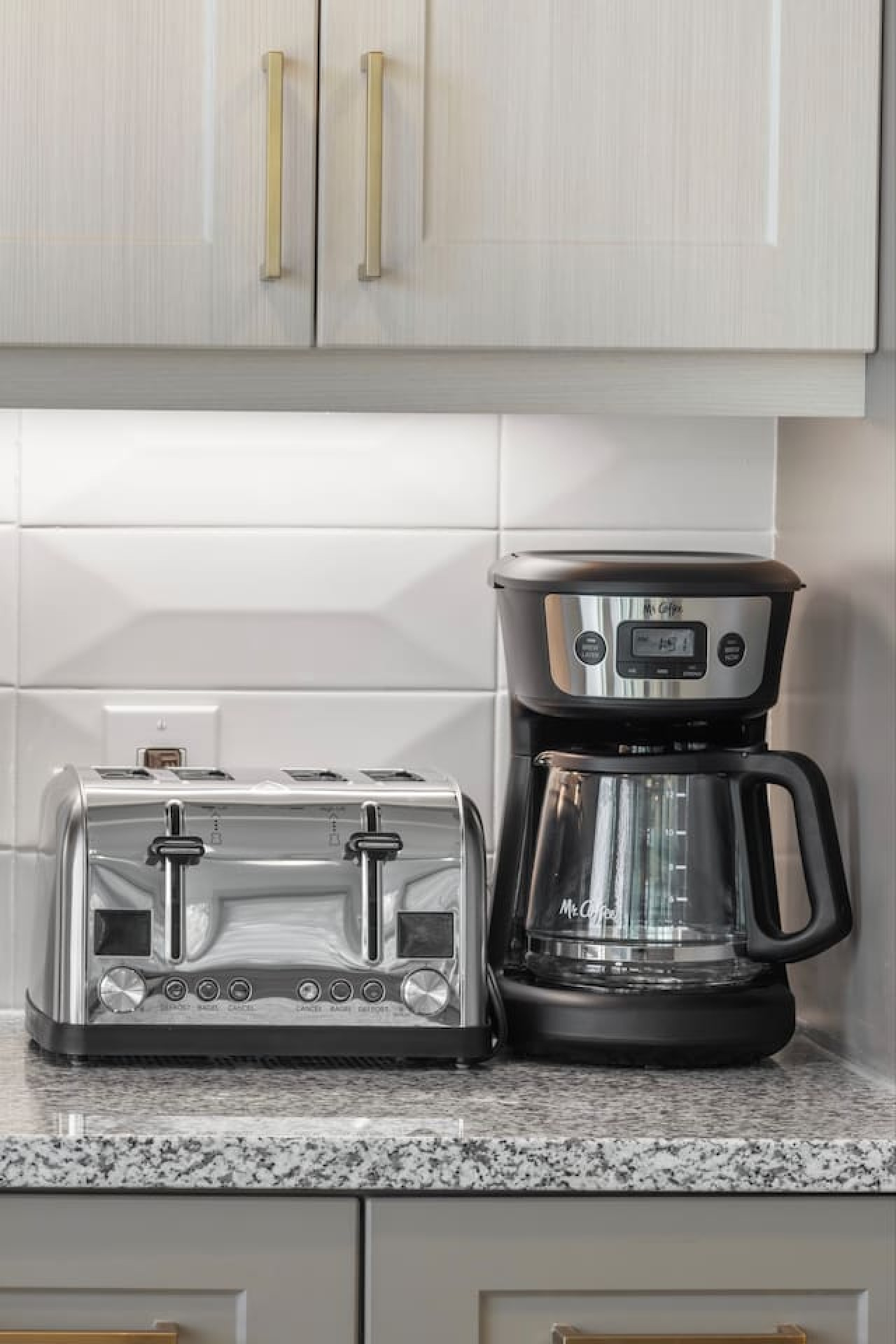 The kitchen’s open layout allows you to move freely as you prepare meals, with everything you need at your fingertips.