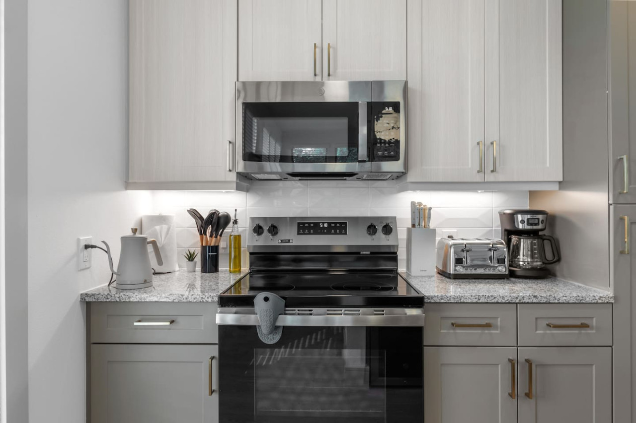 The kitchen’s open layout allows you to move freely as you prepare meals, with everything you need at your fingertips.