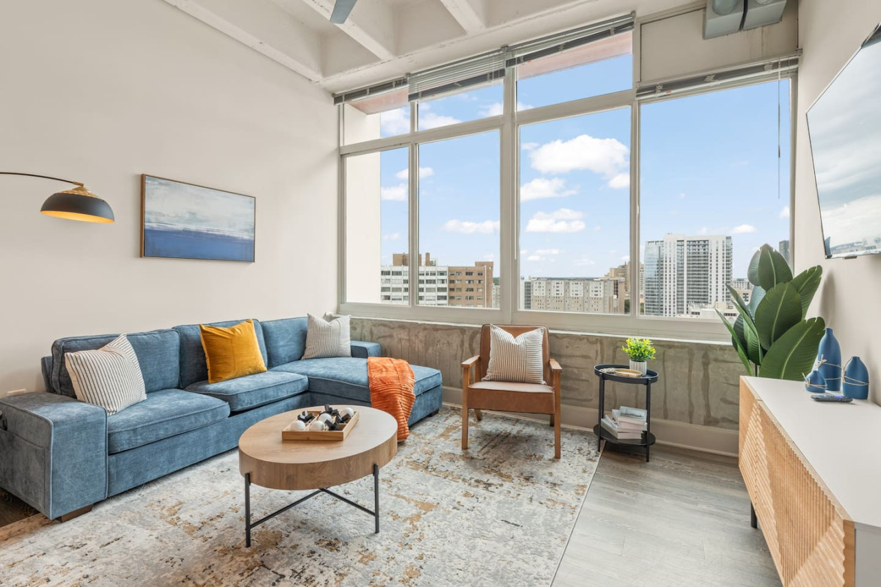 Stylish DT 1BR,Prime Location