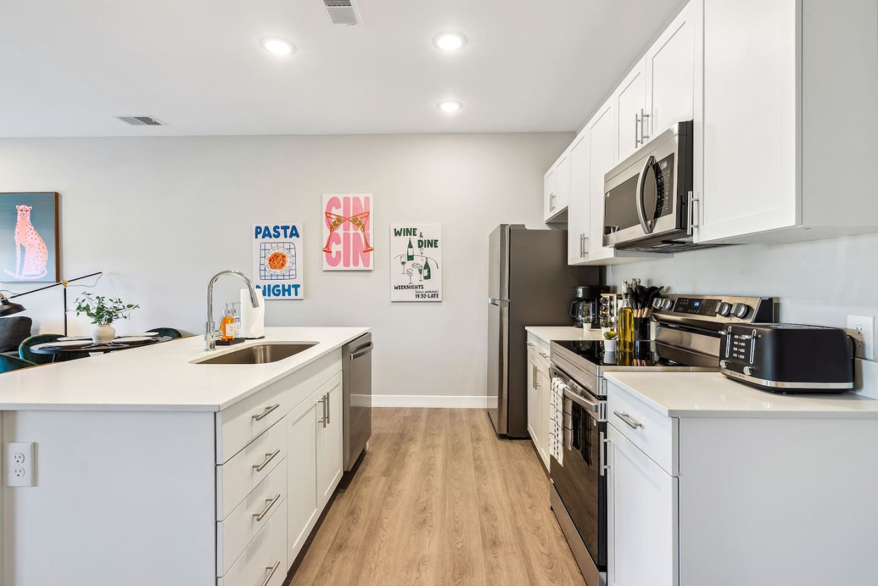 The kitchen’s open layout allows you to move freely as you prepare meals, with everything you need at your fingertips.
