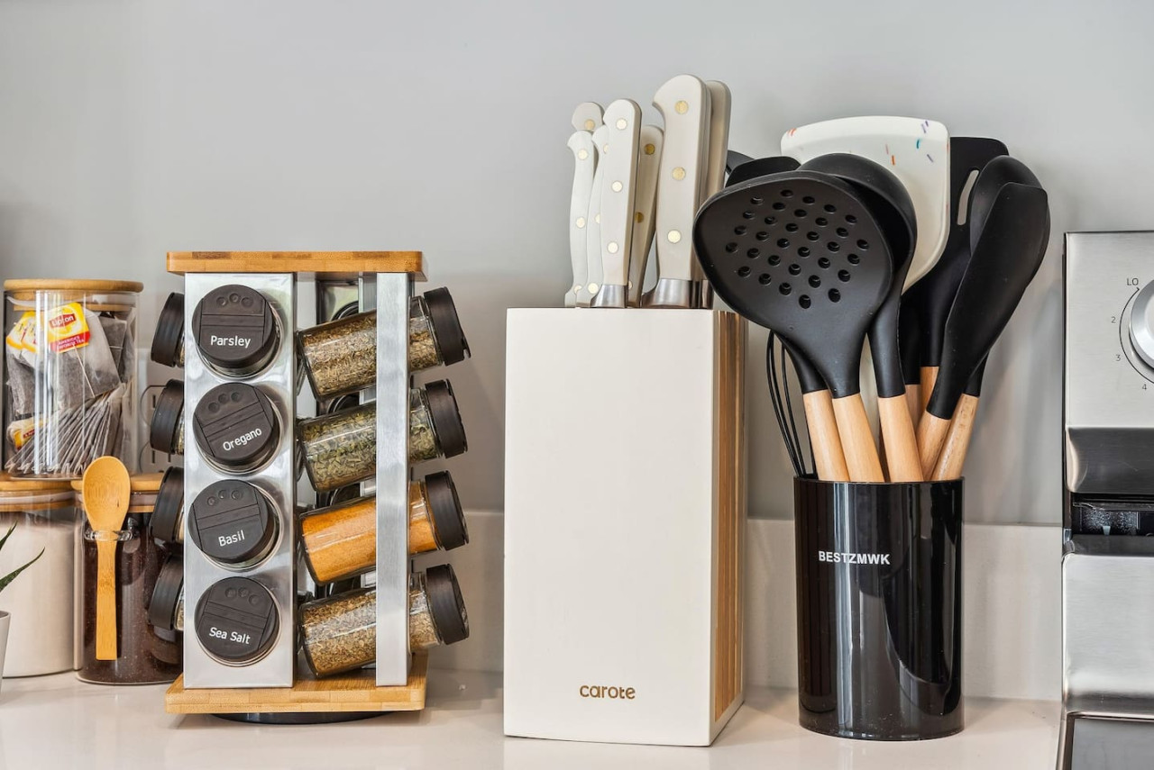 The kitchen’s open layout allows you to move freely as you prepare meals, with everything you need at your fingertips.