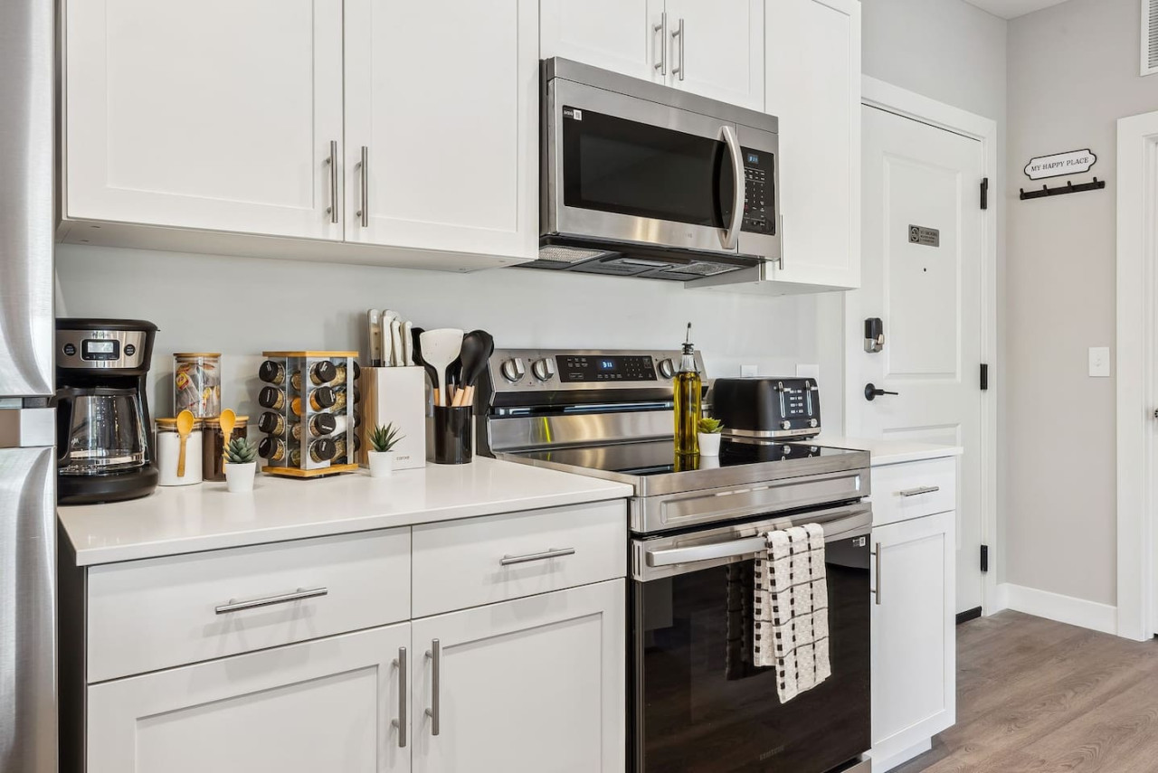 The kitchen’s open layout allows you to move freely as you prepare meals, with everything you need at your fingertips.