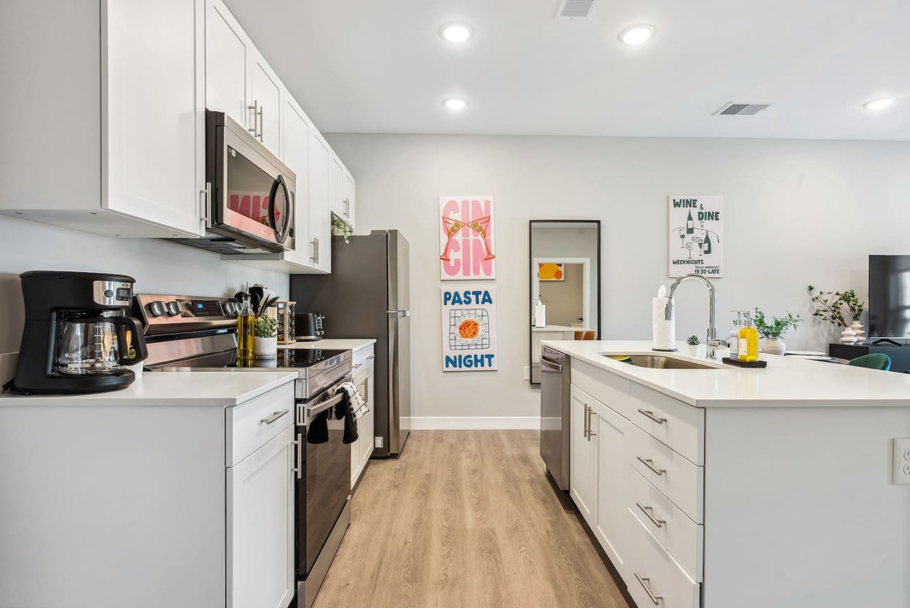 The kitchen’s open layout allows you to move freely as you prepare meals, with everything you need at your fingertips.