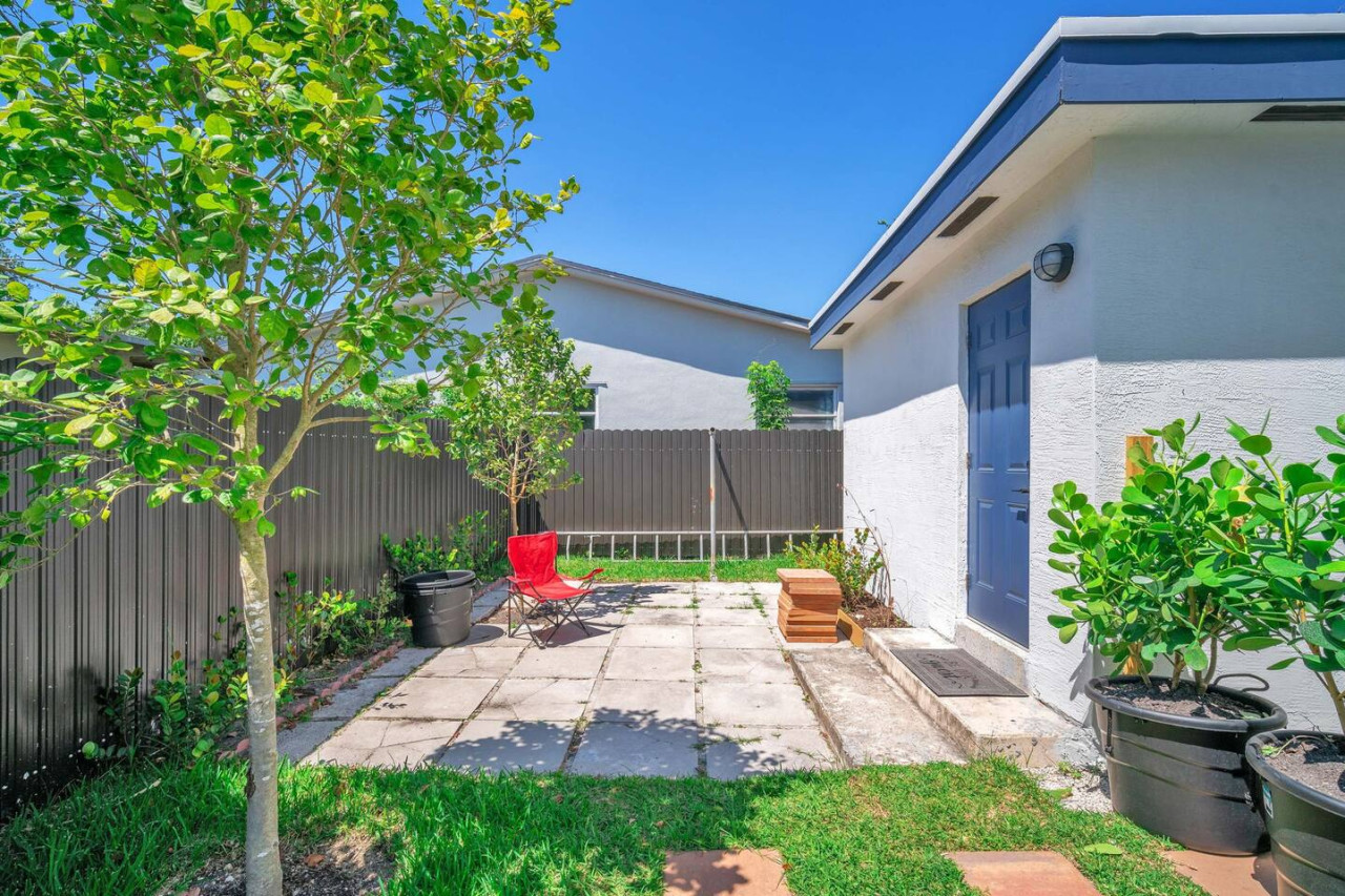 The house’s exterior is a blend of modern and classic design elements, creating a welcoming and stylish facade.